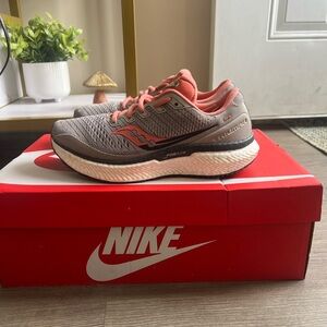 Saucony Women’s Triumph 18 'Moonrock Coral' S10595-30